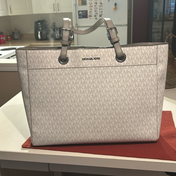 Micheal Kors Jet Set Commuter Tote - Picture 1 of 8